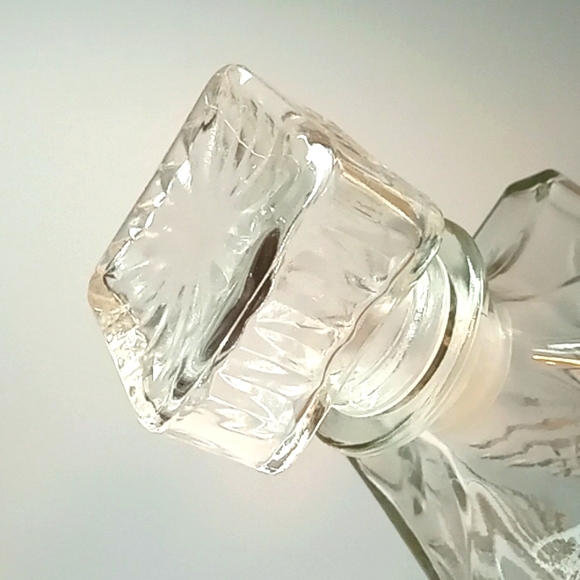 ☀️ vintage clear glass whiskey decanter with pressed glass design. No flaws - Picture 4 of 7